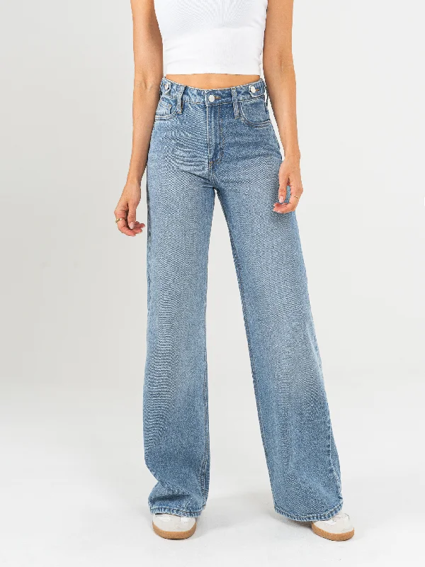 women's denim jeans for a stylish outfitRef: 065318 Jean Mom Flare, rígido, tiro alto, tono azul medio claro, detalle en pretina