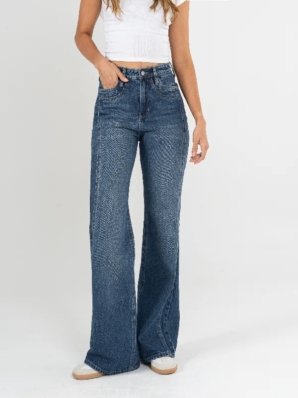 women's denim jeans for formal eventsRef: 065325 Jean Mom Flare, rígido, cortes en pierna, tiro alto, tono azul oscuro